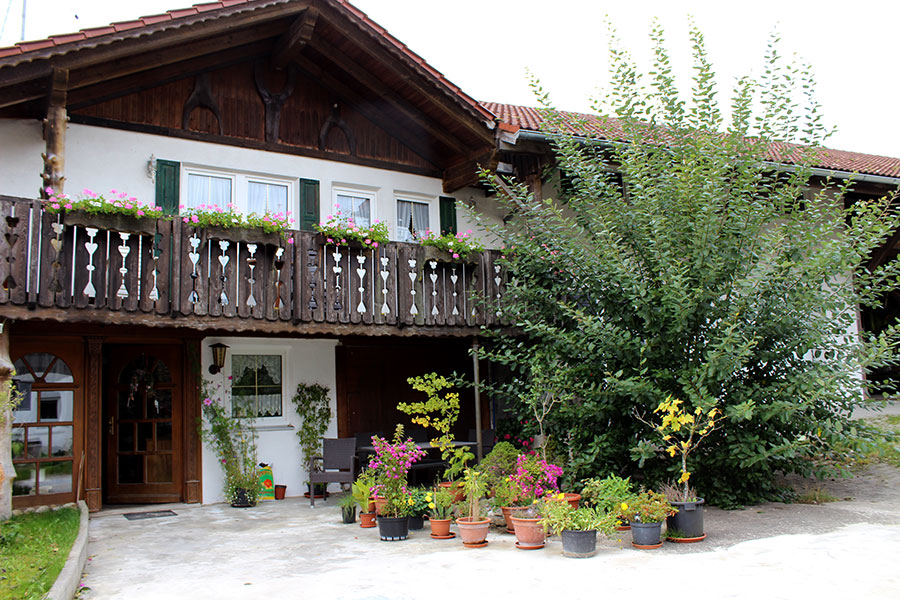 Bild: Haus Ost mit Balkon Haustre und Sitzecke 
