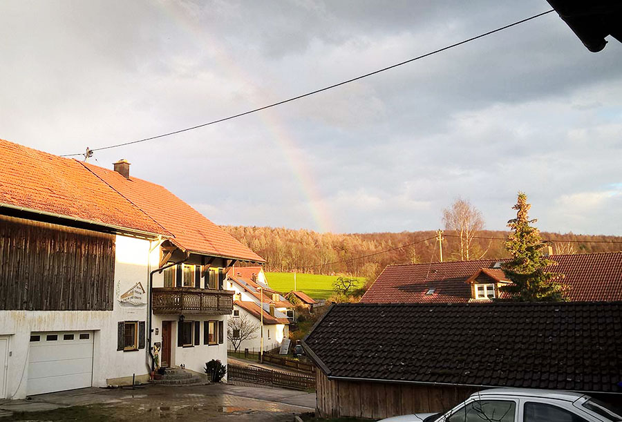 Regenbogen ber dem Innenhof